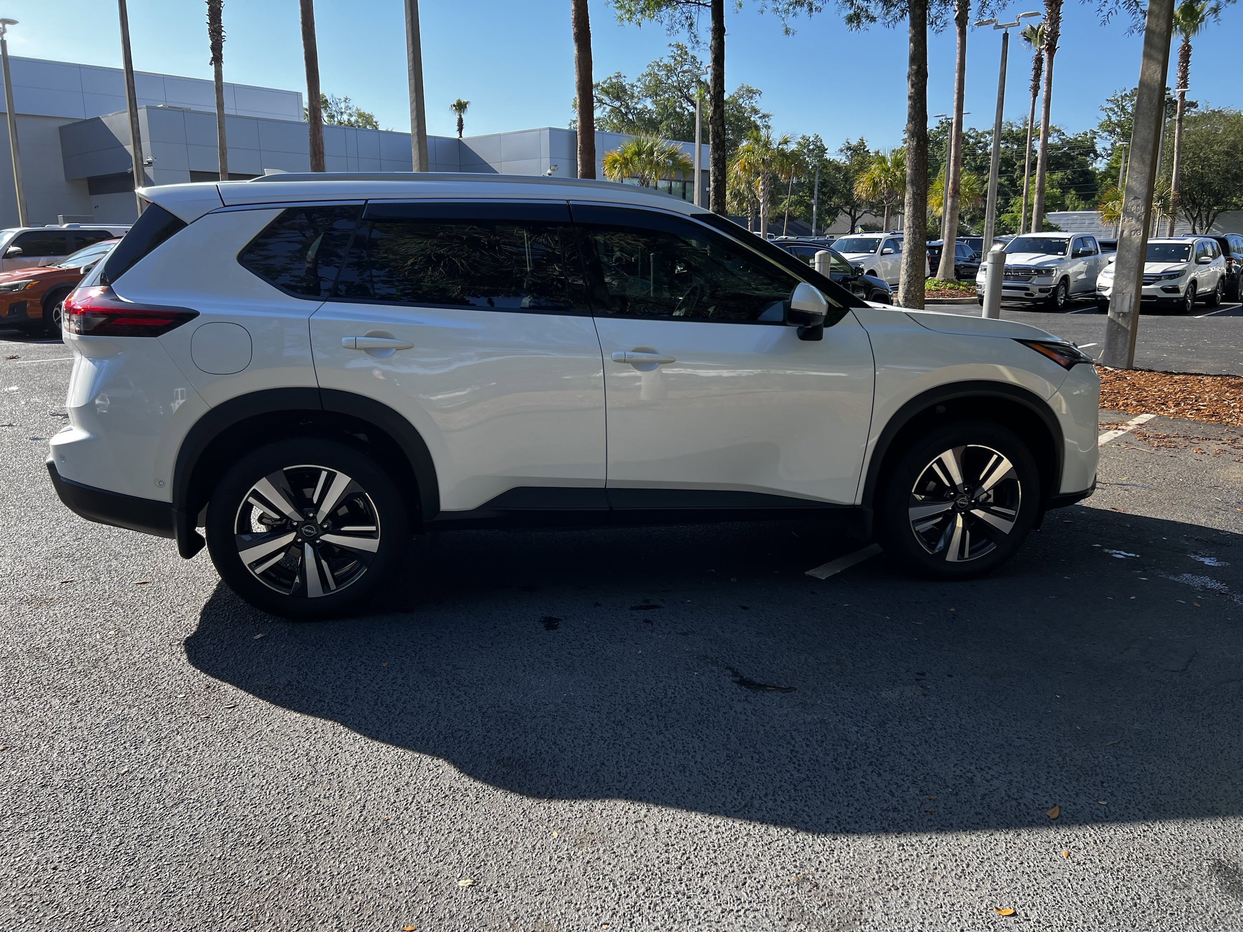 2024 Nissan Rogue SL photo 3