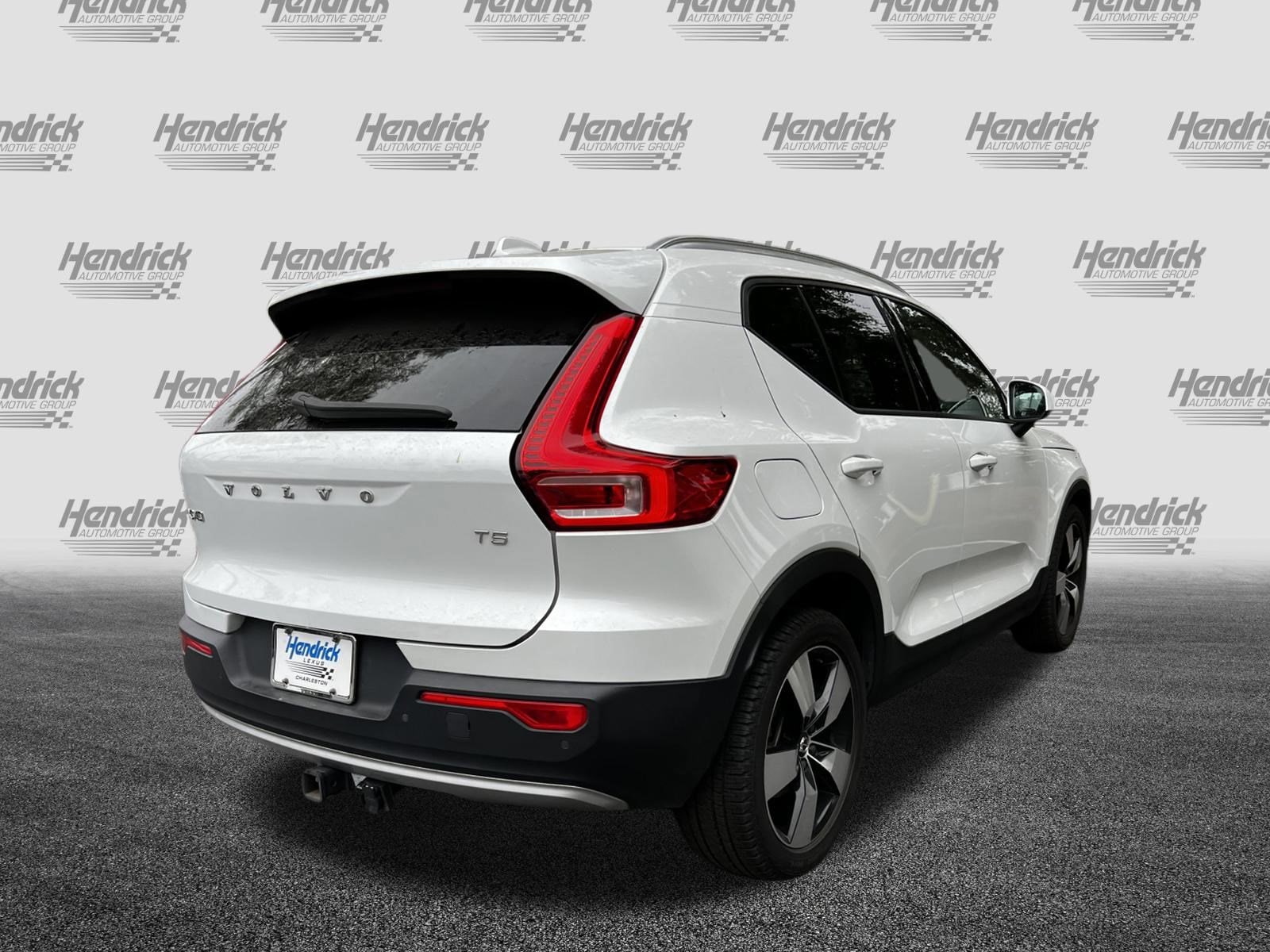 2021 Volvo XC40 Momentum photo 3