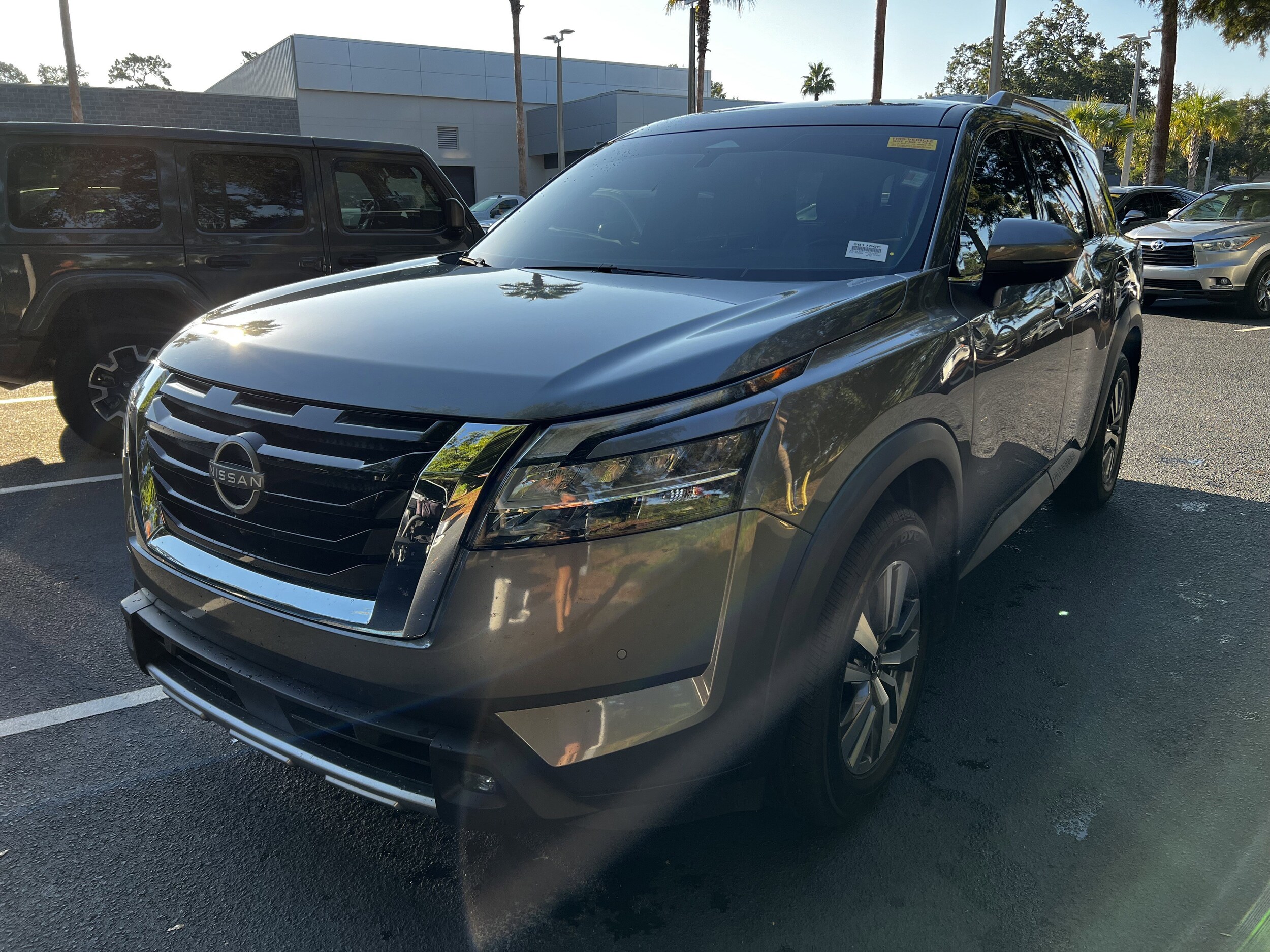 2022 Nissan Pathfinder SL photo 3