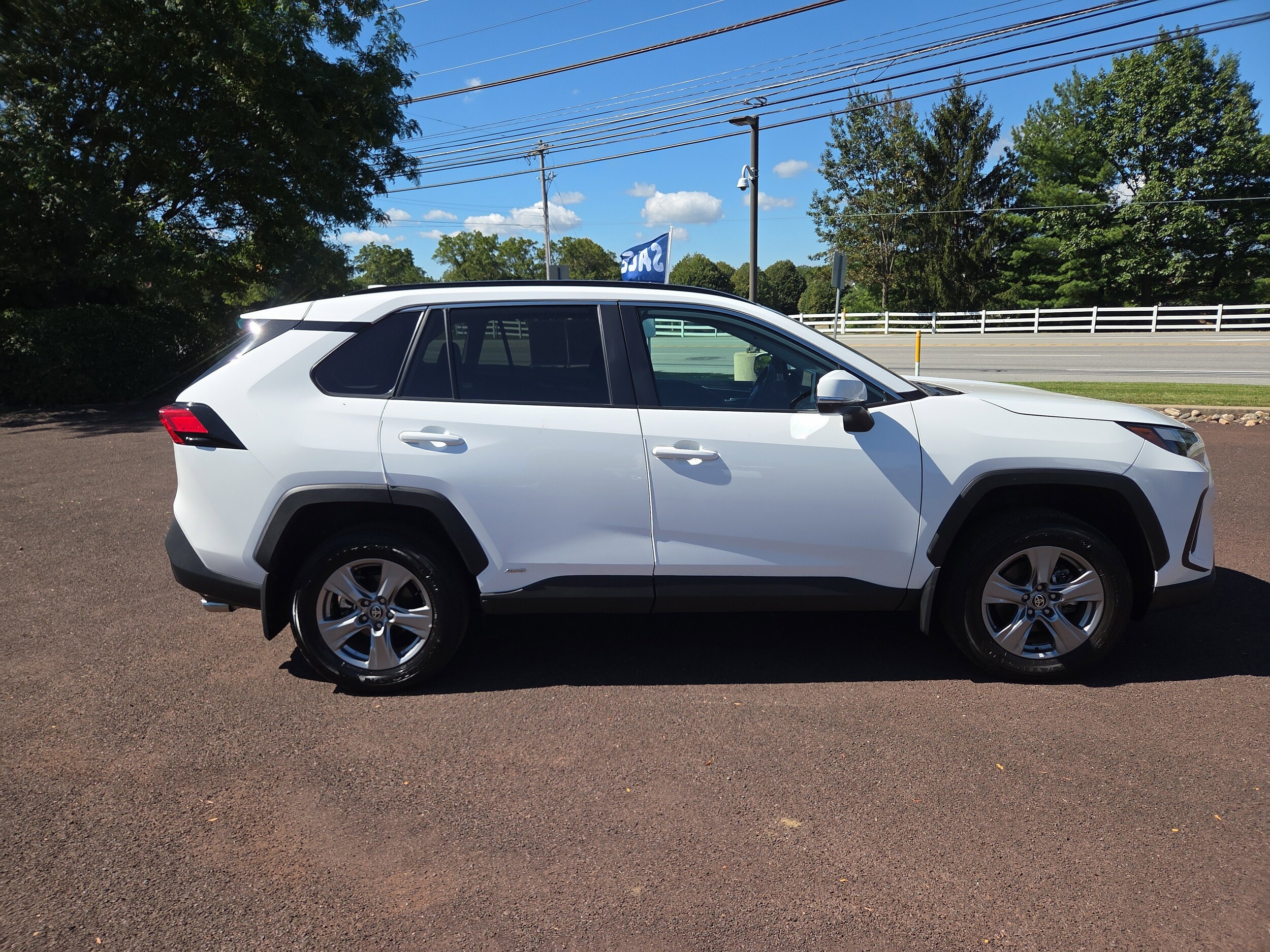 2024 Toyota RAV4 Hybrid XLE photo 2
