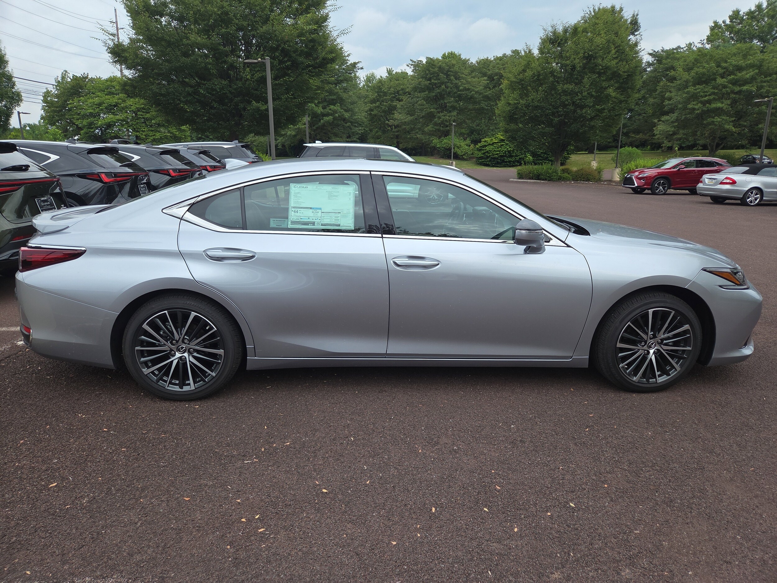 2025 Lexus ES 300h Premium photo 2