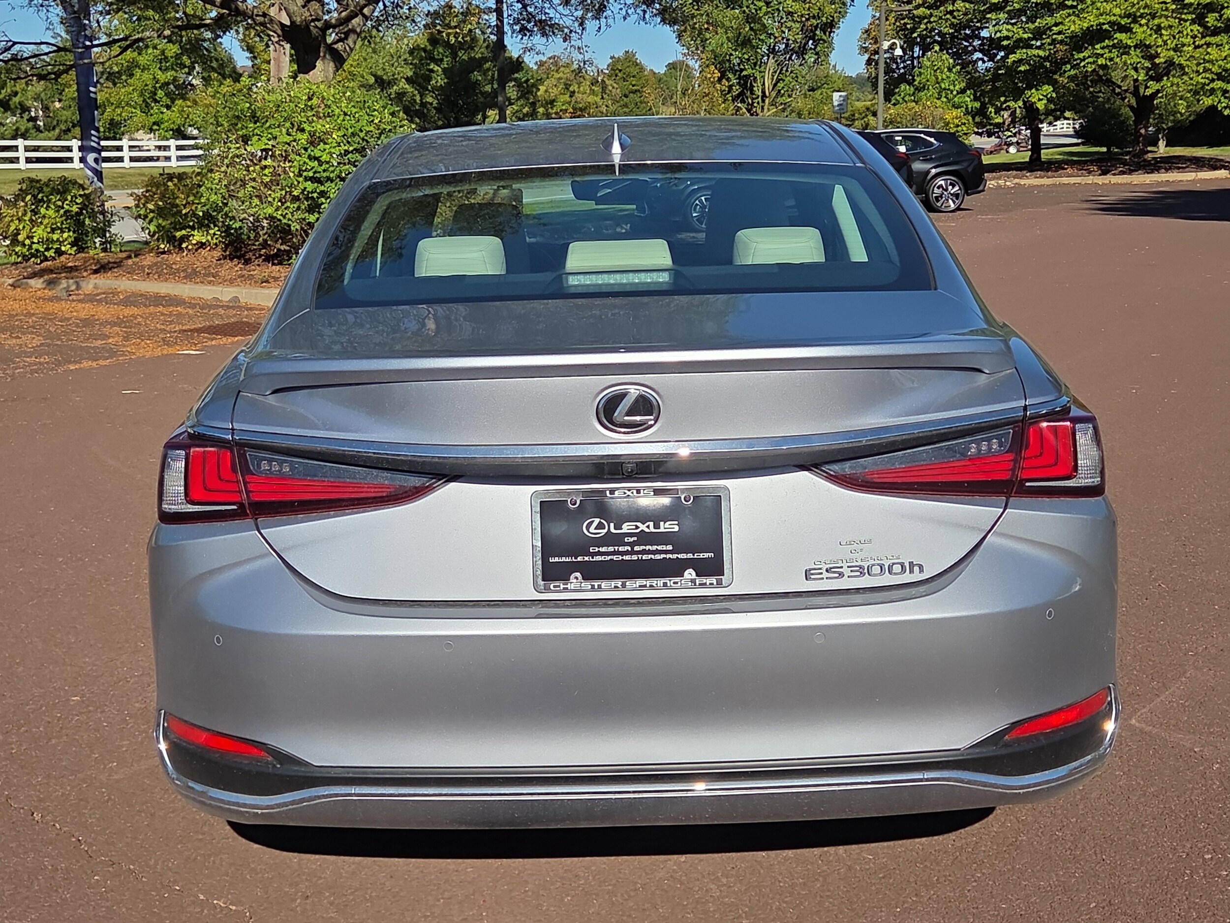 2025 Lexus ES 300h photo 2