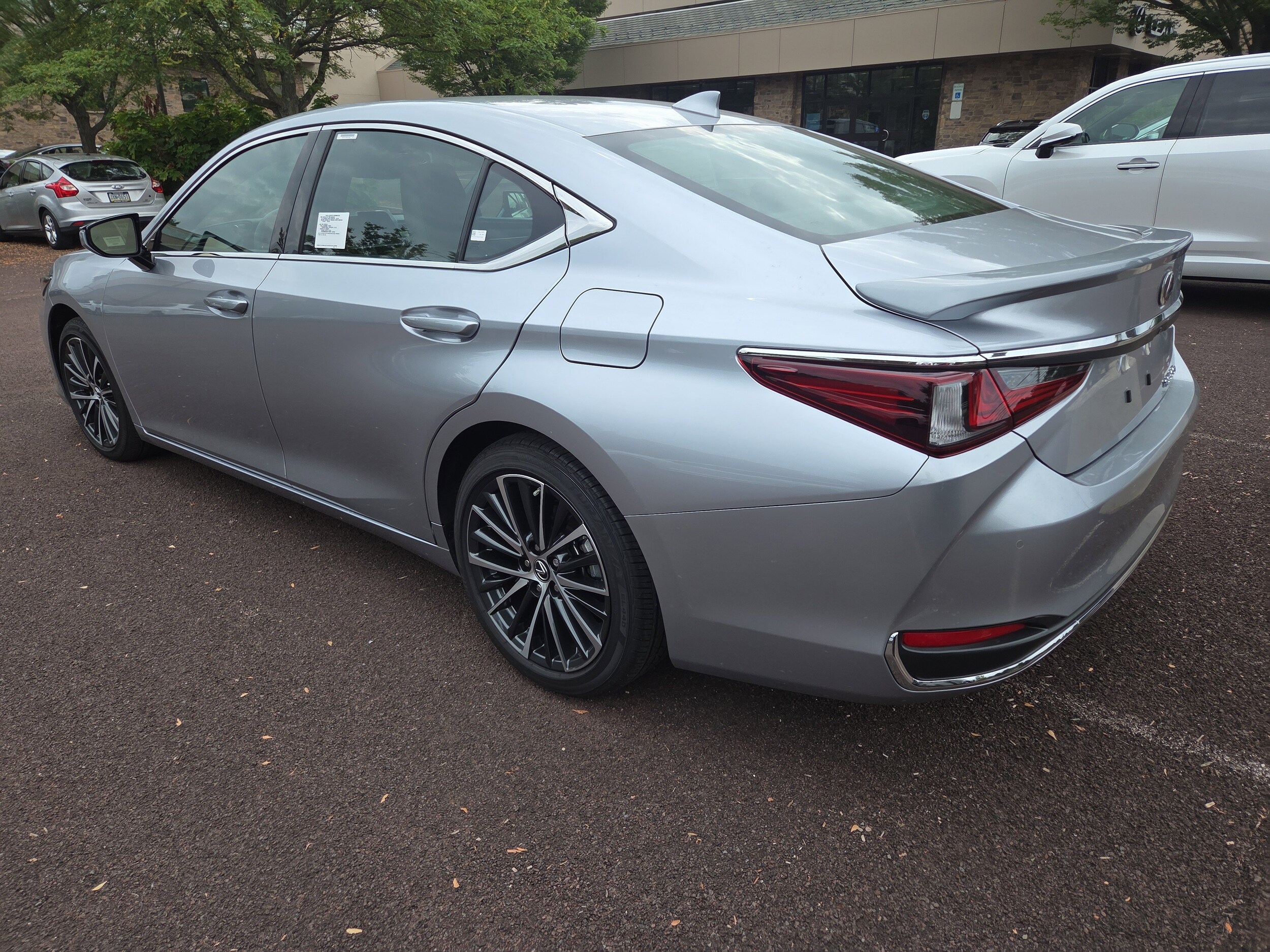 2025 Lexus ES 300h Premium photo 4