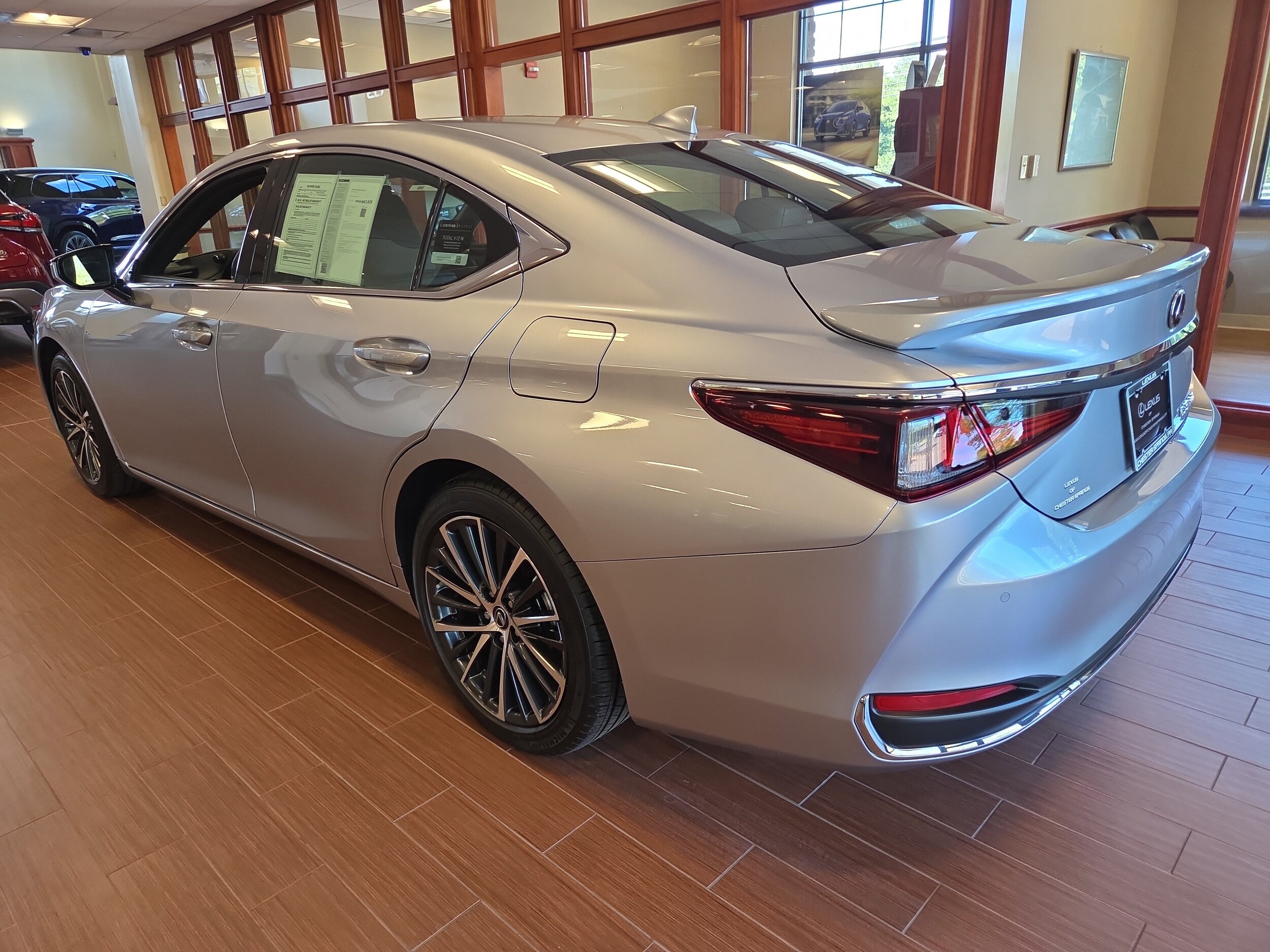 2025 Lexus ES 300h photo 3