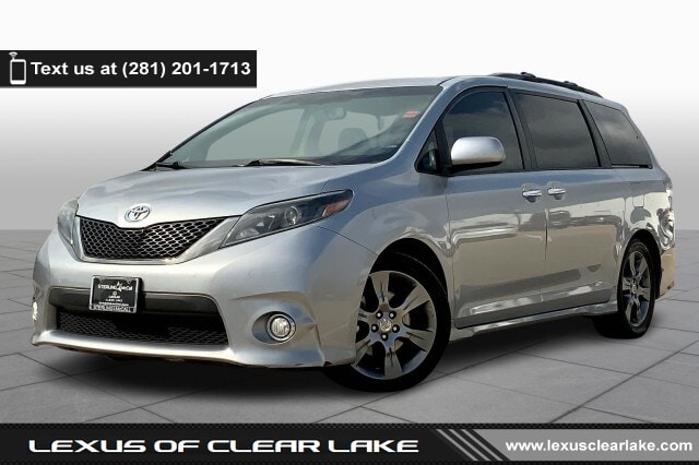 2015 Toyota Sienna SE's photo
