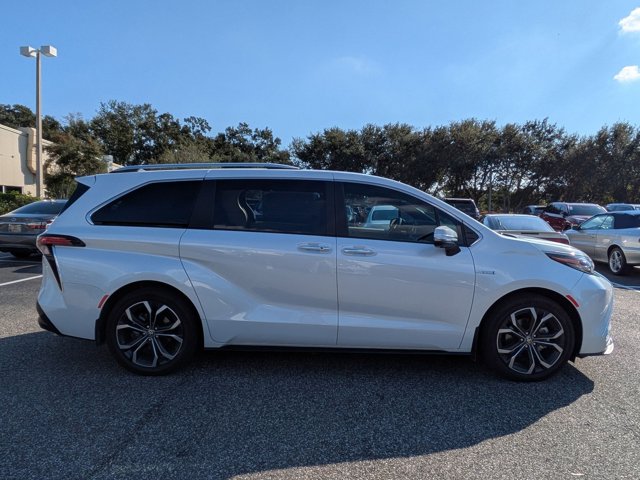 2025 Toyota Sienna Platinum photo 4