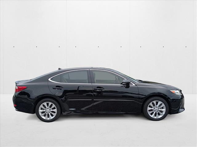 2014 Lexus ES 300h photo 2