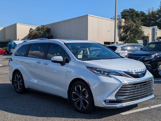 2025 Toyota Sienna Platinum photo 3