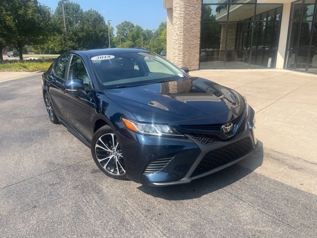 Used 2018 Toyota Camry SE with VIN 4T1B11HK8JU636561 for sale in Centerville, OH