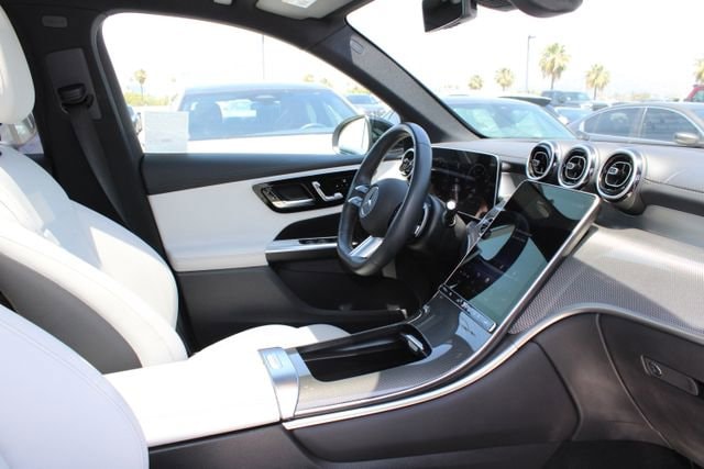 2025 Mercedes-Benz GLC 300 photo 5