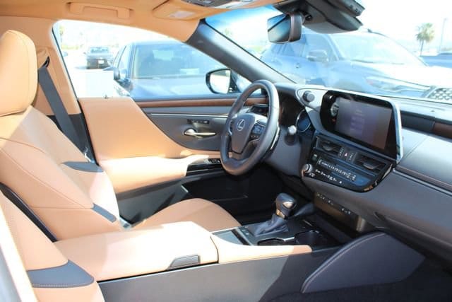 2025 LEXUS ES 300h Base photo 5