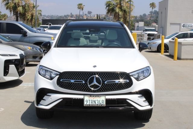 2025 Mercedes-Benz GLC 300 photo 2