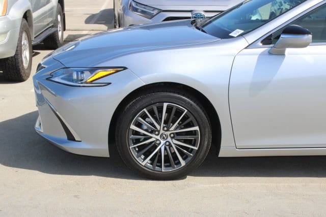 2025 LEXUS ES 300h Base photo 4