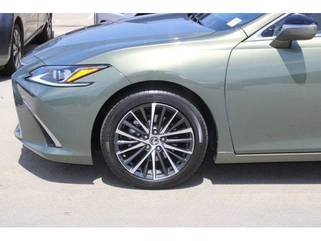 2025 LEXUS ES 300h Base photo 4