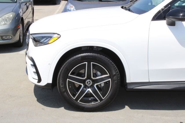 2025 Mercedes-Benz GLC 300 photo 4