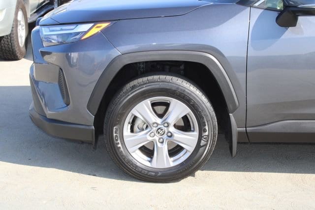 2025 Toyota RAV4 Hybrid XLE photo 4