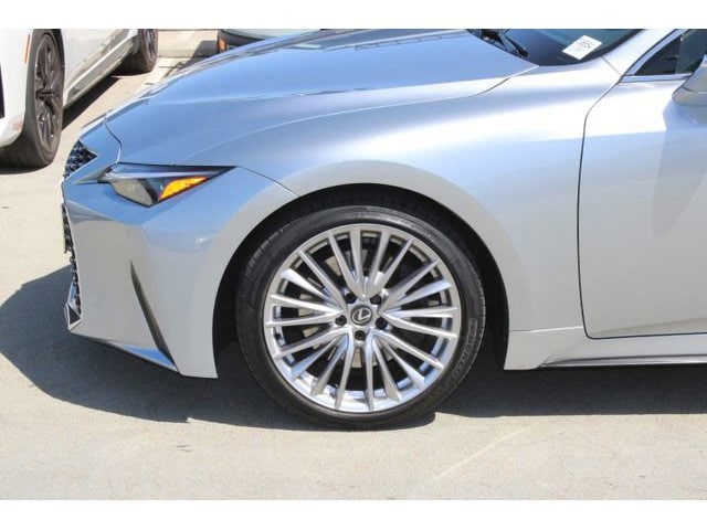 2023 LEXUS IS 300 photo 4