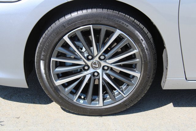 2022 Lexus ES 300h photo 4