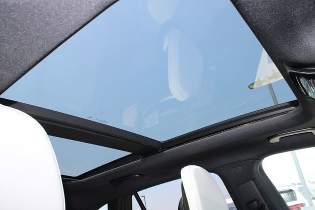 2025 Mercedes-Benz GLC 300 photo 6
