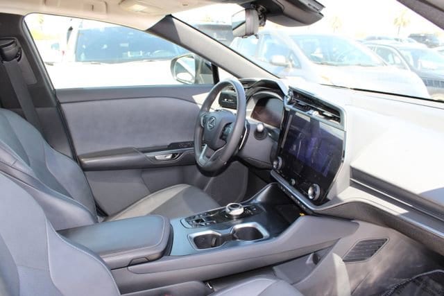 2023 LEXUS RZ 450e Premium w/18" Wheel photo 5