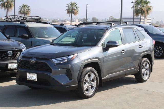 2025 Toyota RAV4 Hybrid XLE photo 3