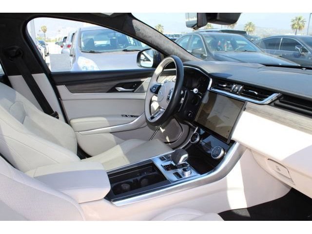 2022 Jaguar XF SE photo 5