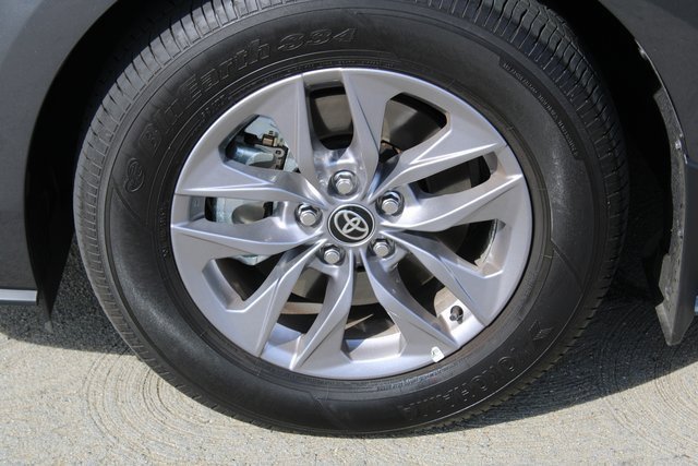 2025 Toyota Sienna XLE photo 2