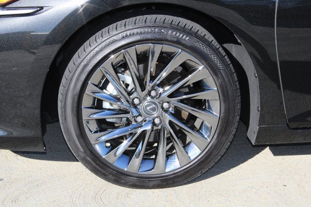 2025 Lexus ES 300h Luxury photo 4