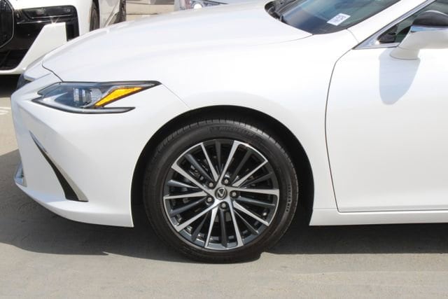 2024 LEXUS ES 300h Base photo 4