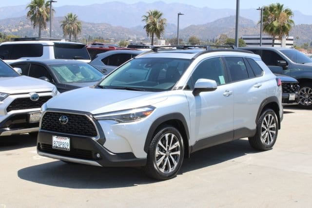 2022 Toyota Corolla Cross XLE photo 3