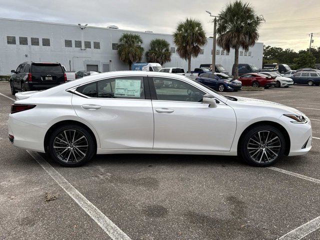 2025 Lexus ES 300h photo 2