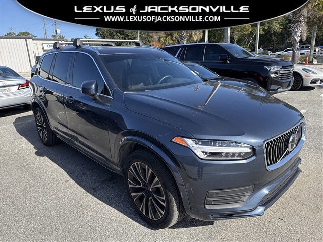 2022 Volvo XC90 Momentum's photo