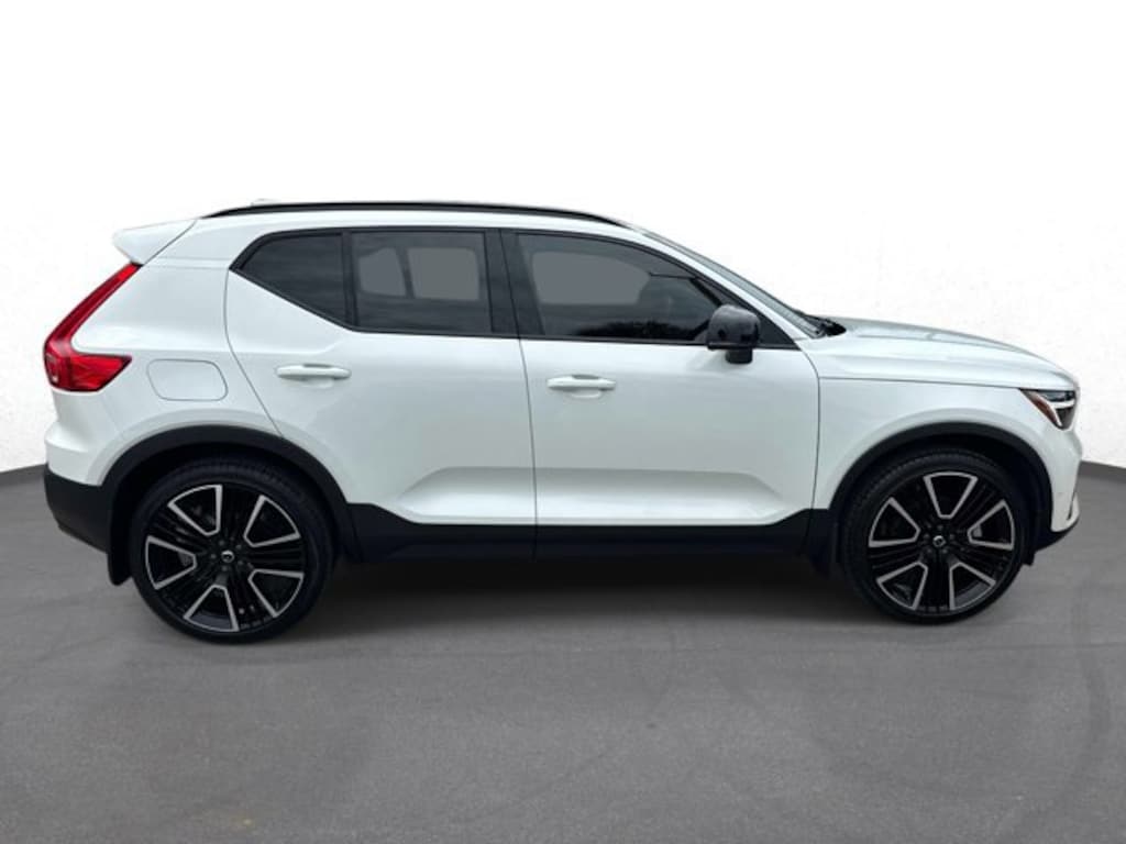 Used 2024 Volvo XC40 Ultimate Dark Theme