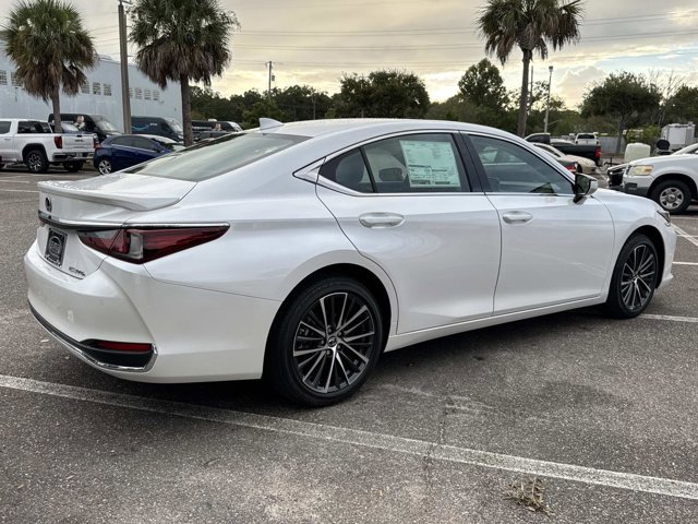 2025 Lexus ES 300h photo 3