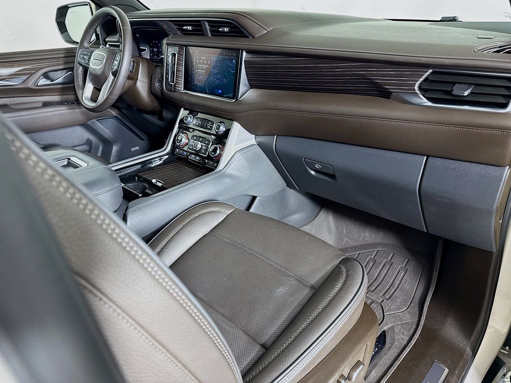 2024 GMC Yukon Denali - Photo 30