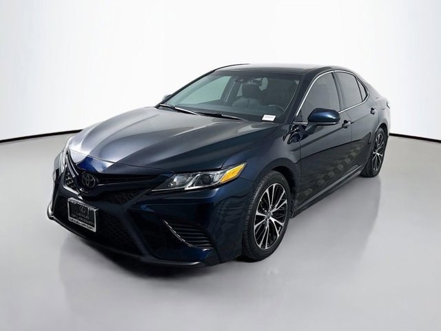 2020 Toyota Camry SE's photo