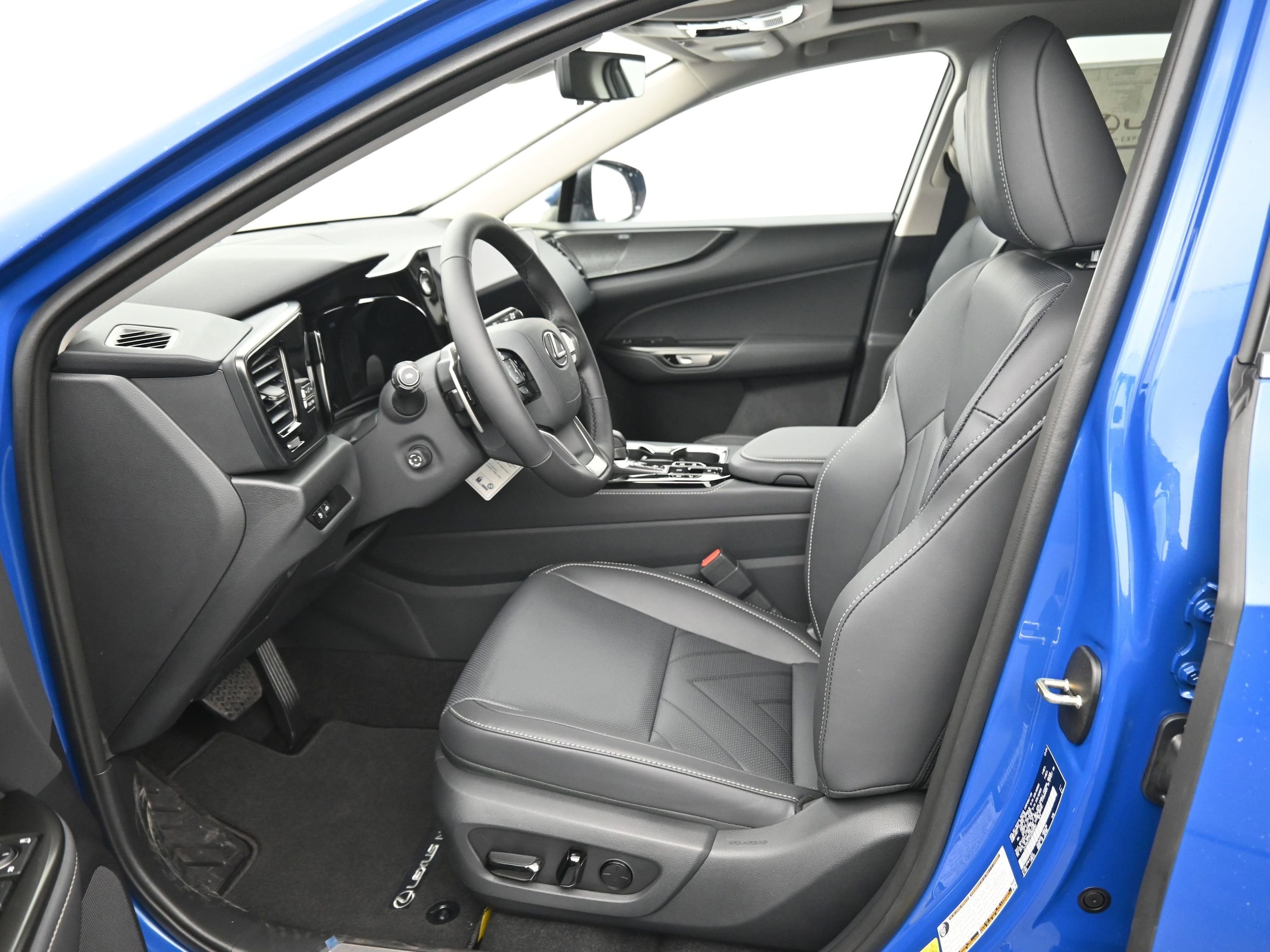 2025 Lexus NX - Photo 11