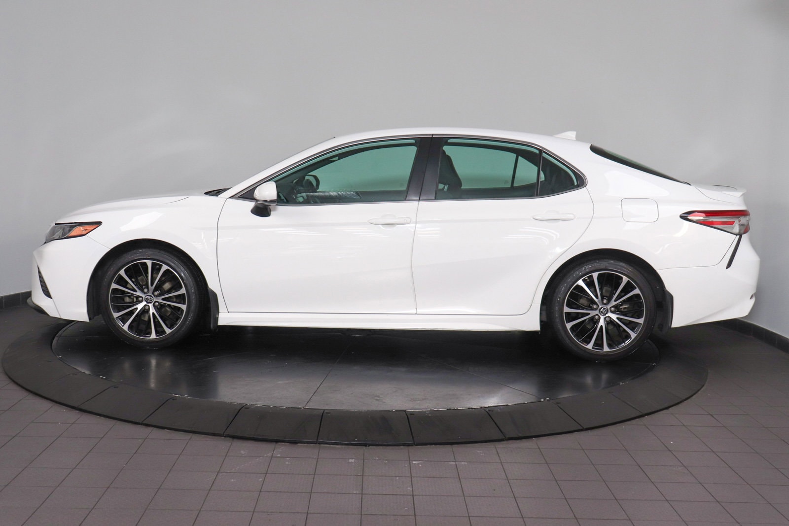 Used 2019 Toyota Camry SE with VIN 4T1B11HK4KU293698 for sale in New York, NY