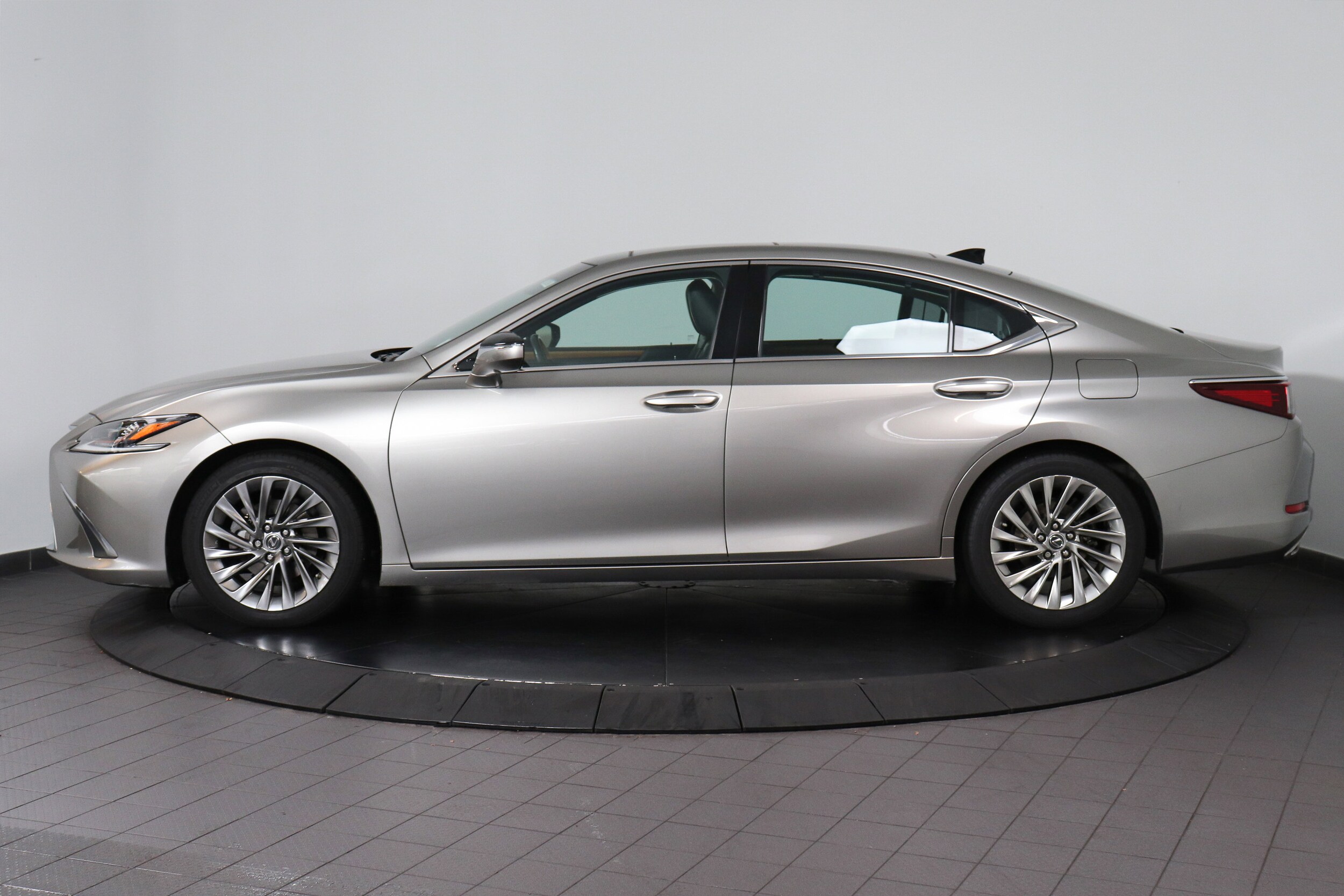 2019 Lexus ES 350 Ultra Luxury photo 2