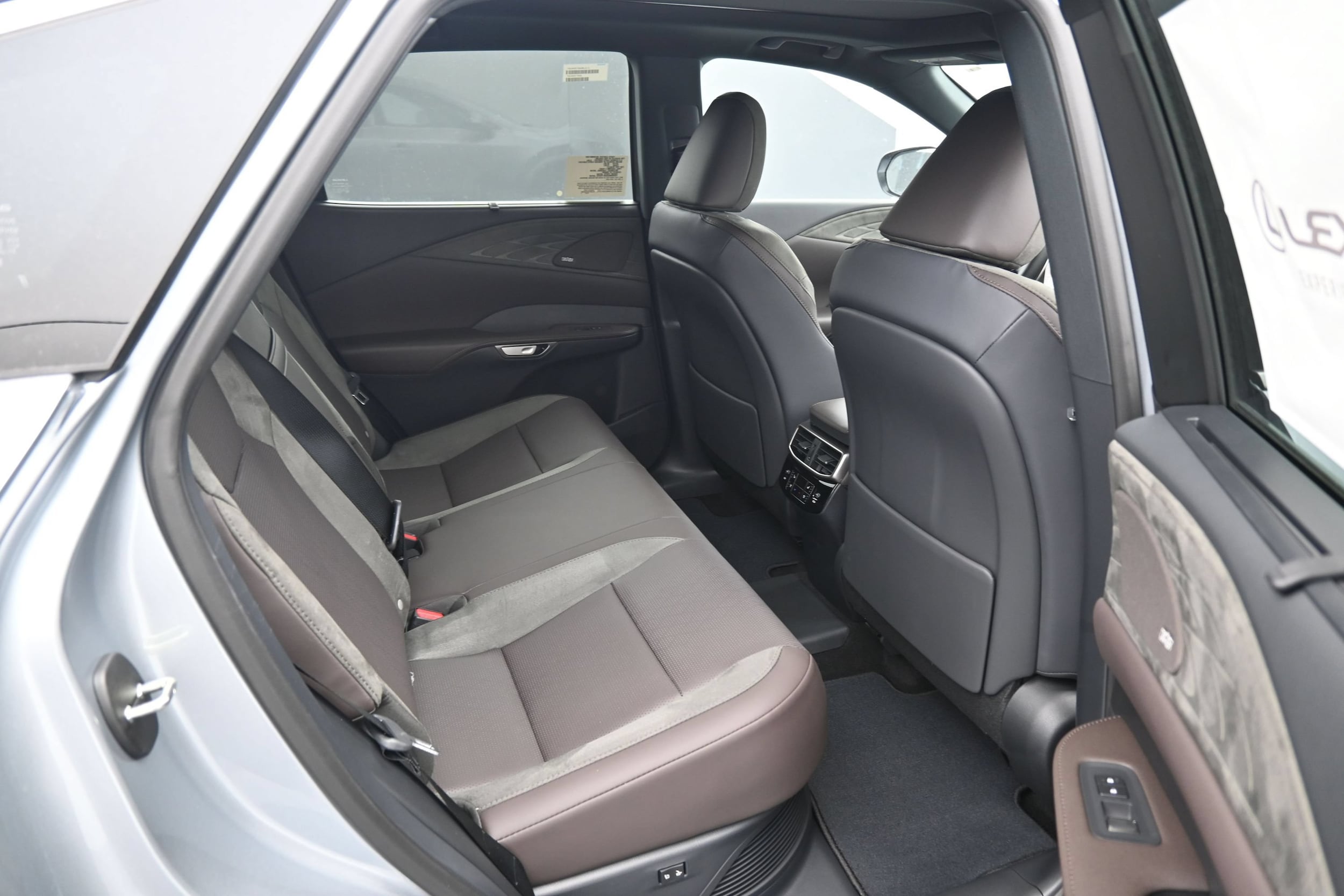 2026 Lexus RX 450h+ Luxury - Photo 12