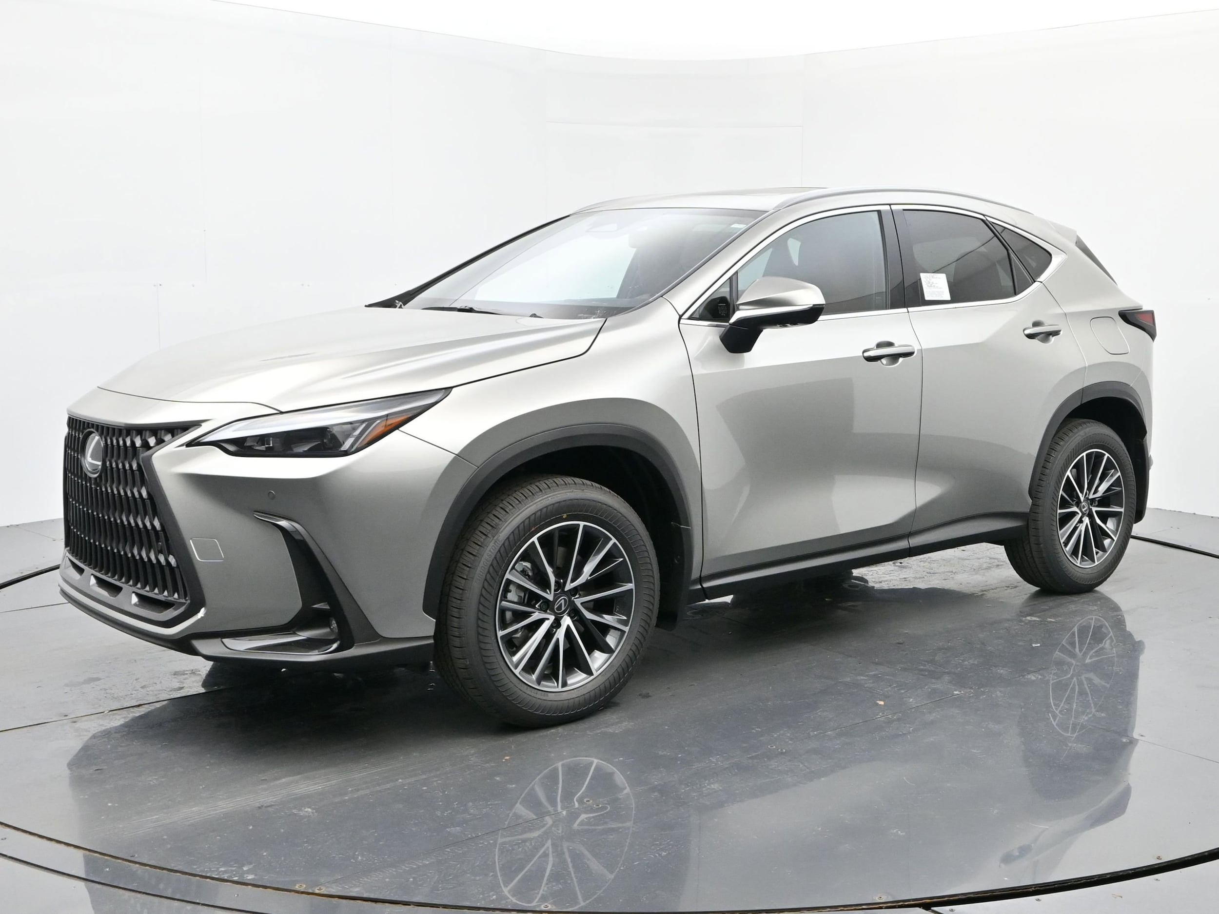 2026 Lexus NX PHEV 450h+'s photo