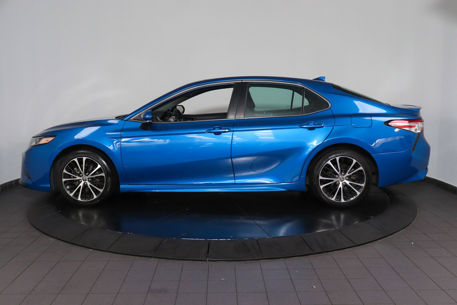 2020 Toyota Camry SE photo 2