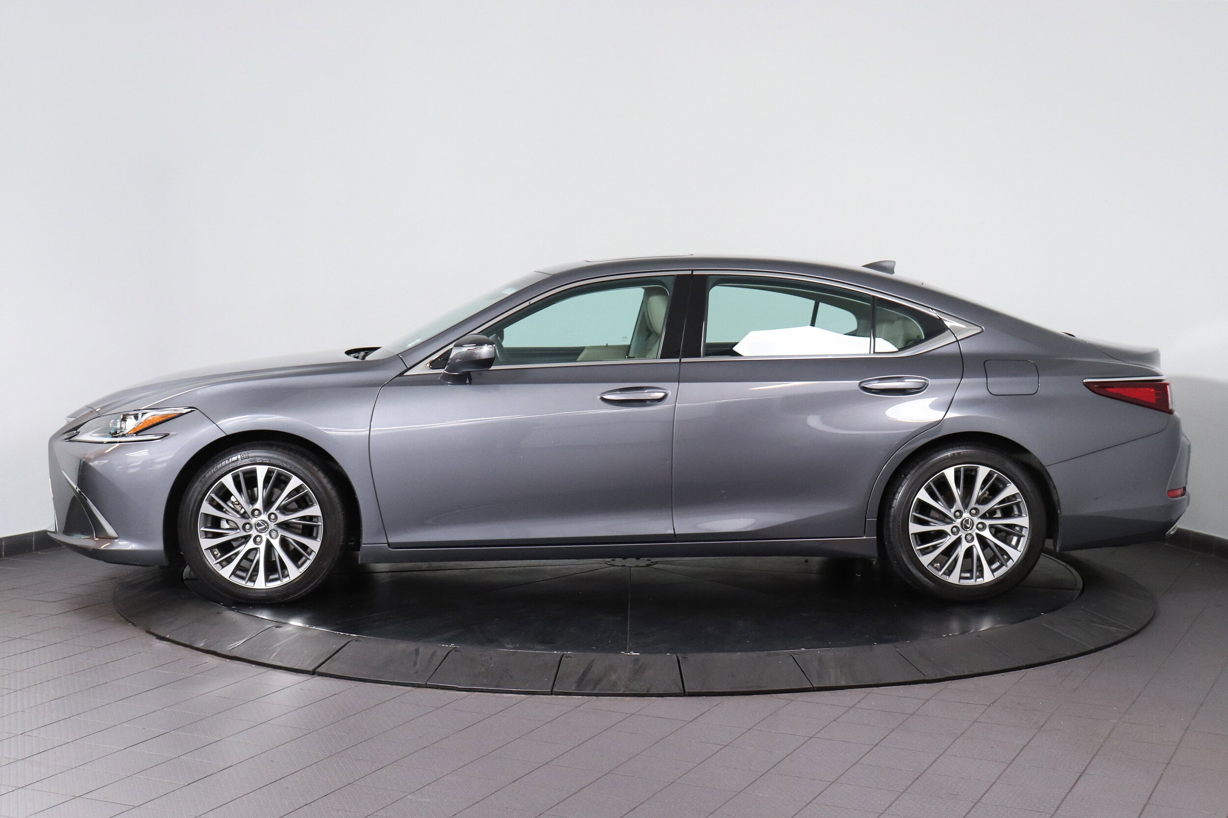 2019 Lexus ES 350 photo 2