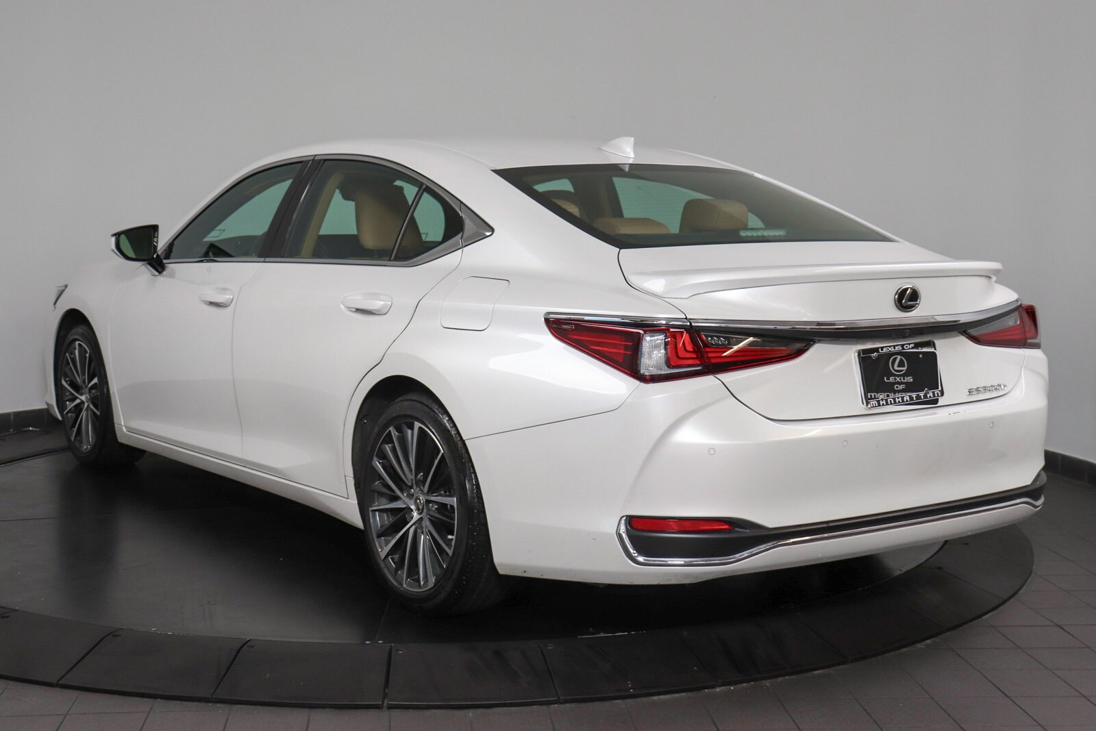 2023 Lexus ES 300h photo 3