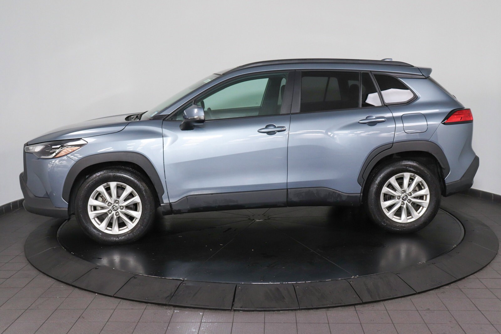 2023 Toyota Corolla Cross LE photo 2