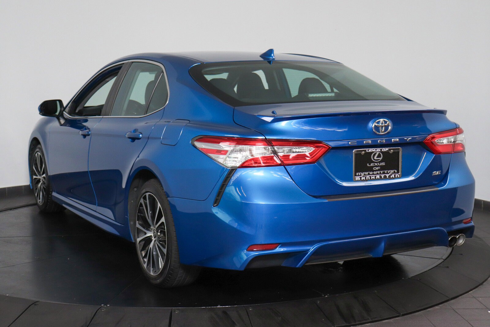 2020 Toyota Camry SE photo 3