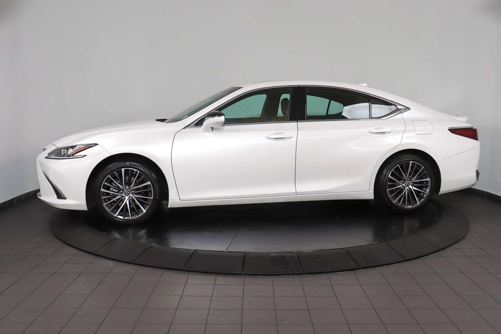 2023 Lexus ES 300h photo 2