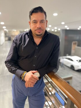 Staff member Ari Benchocron from ID_8cdd195e9cb8
