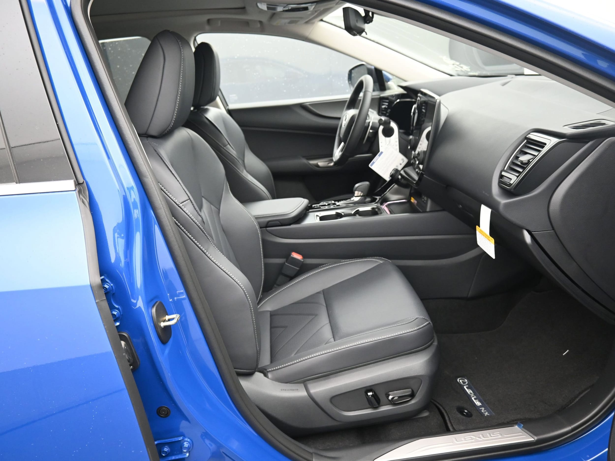 2025 Lexus NX - Photo 13