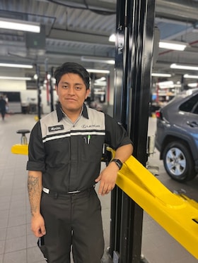 Staff member Marlon Guamán from ID_f0faf3bd4224